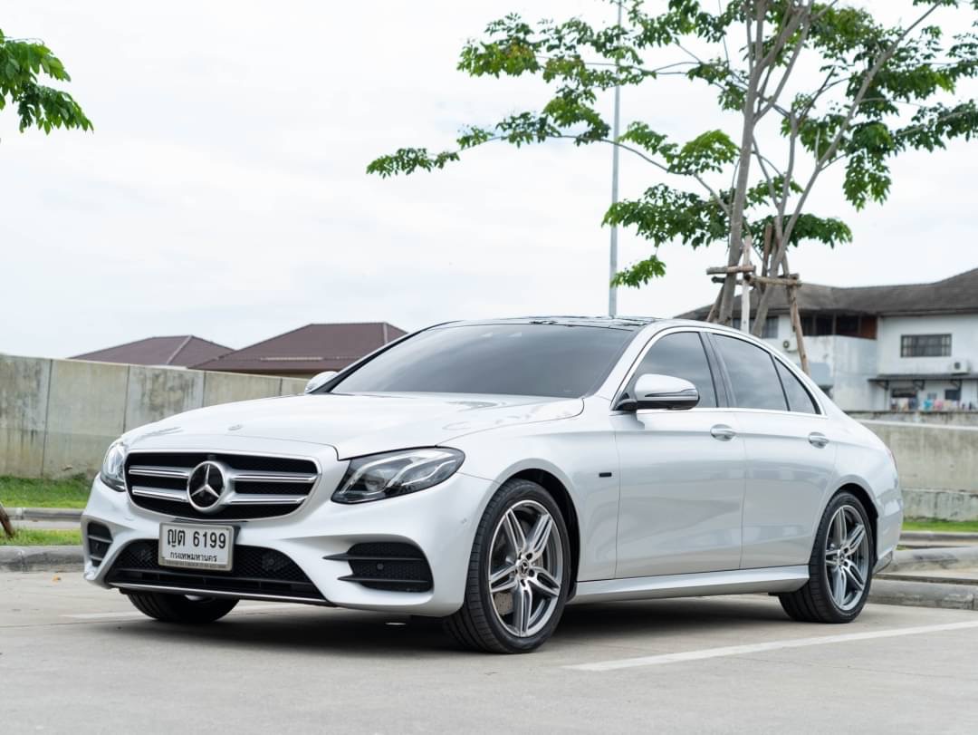 2019 Mercedes-Benz E-Class W213 E300e สีเงิน (รูปที่ 2)