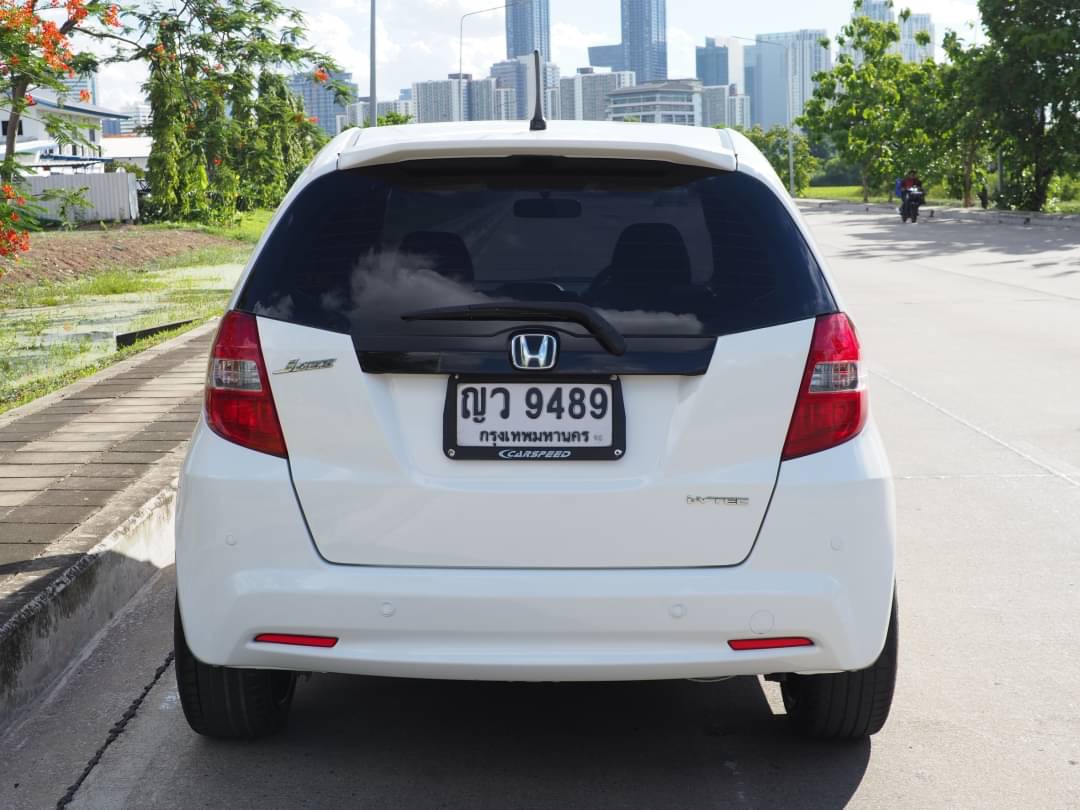 2011 Honda Jazz GE สีขาว (รูปที่ 2)