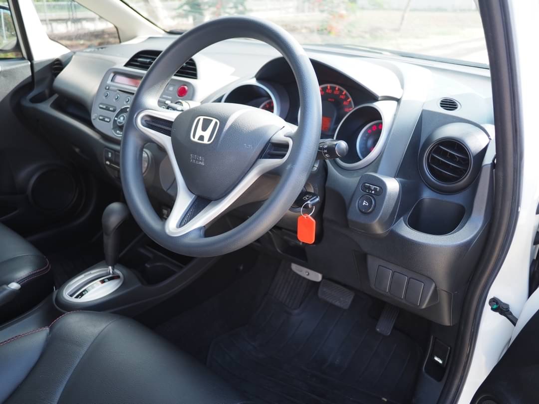 2011 Honda Jazz GE สีขาว (รูปที่ 7)