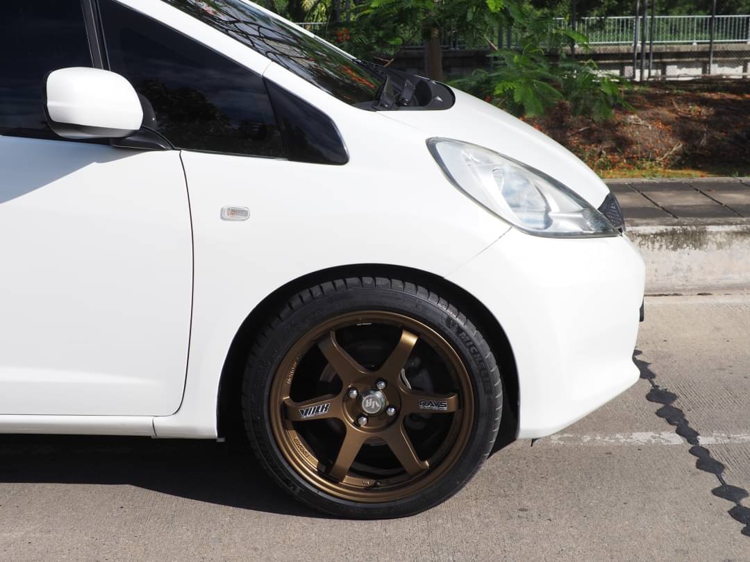 2011 Honda Jazz GE สีขาว (รูปที่ 6)