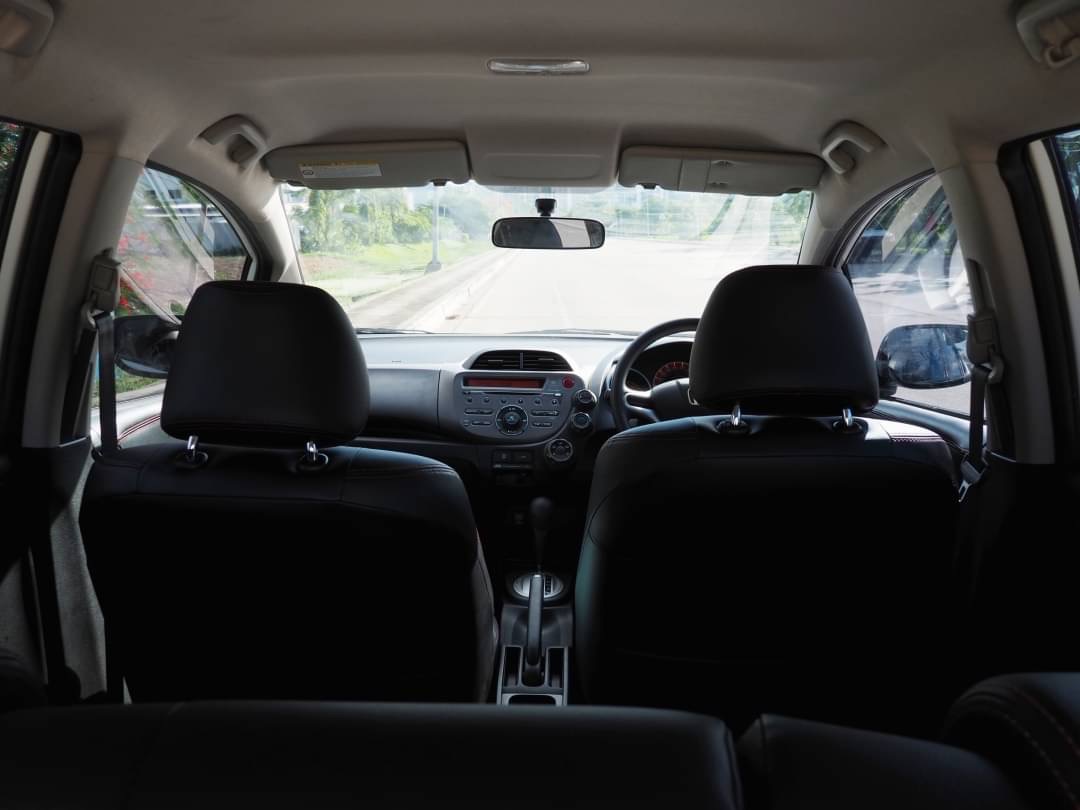2011 Honda Jazz GE สีขาว (รูปที่ 9)