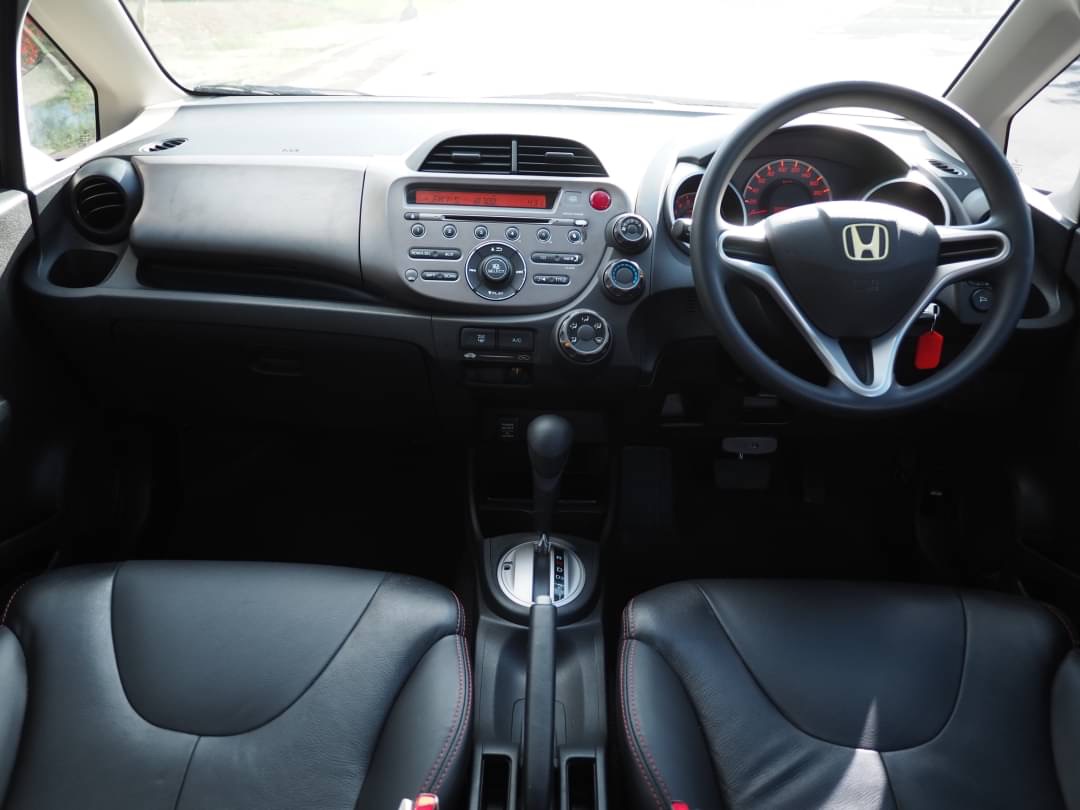 2011 Honda Jazz GE สีขาว (รูปที่ 15)