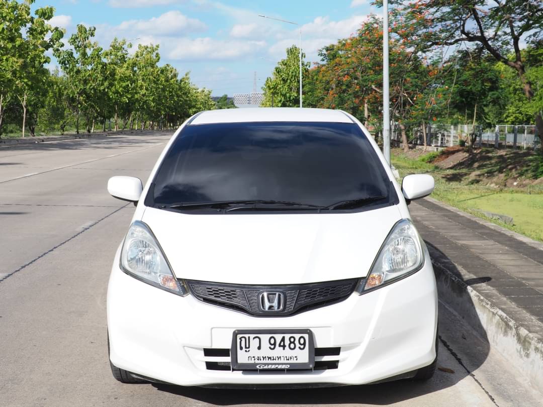 2011 Honda Jazz GE สีขาว (รูปที่ 4)