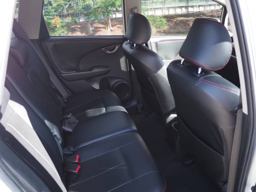 2011 Honda Jazz GE สีขาว (รูปที่ 11)