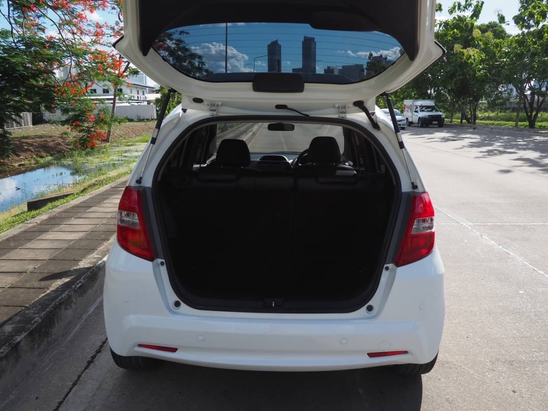 2011 Honda Jazz GE สีขาว (รูปที่ 14)