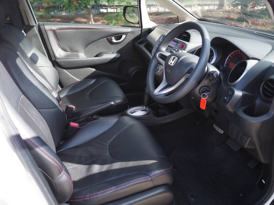 2011 Honda Jazz GE สีขาว (รูปที่ 8)