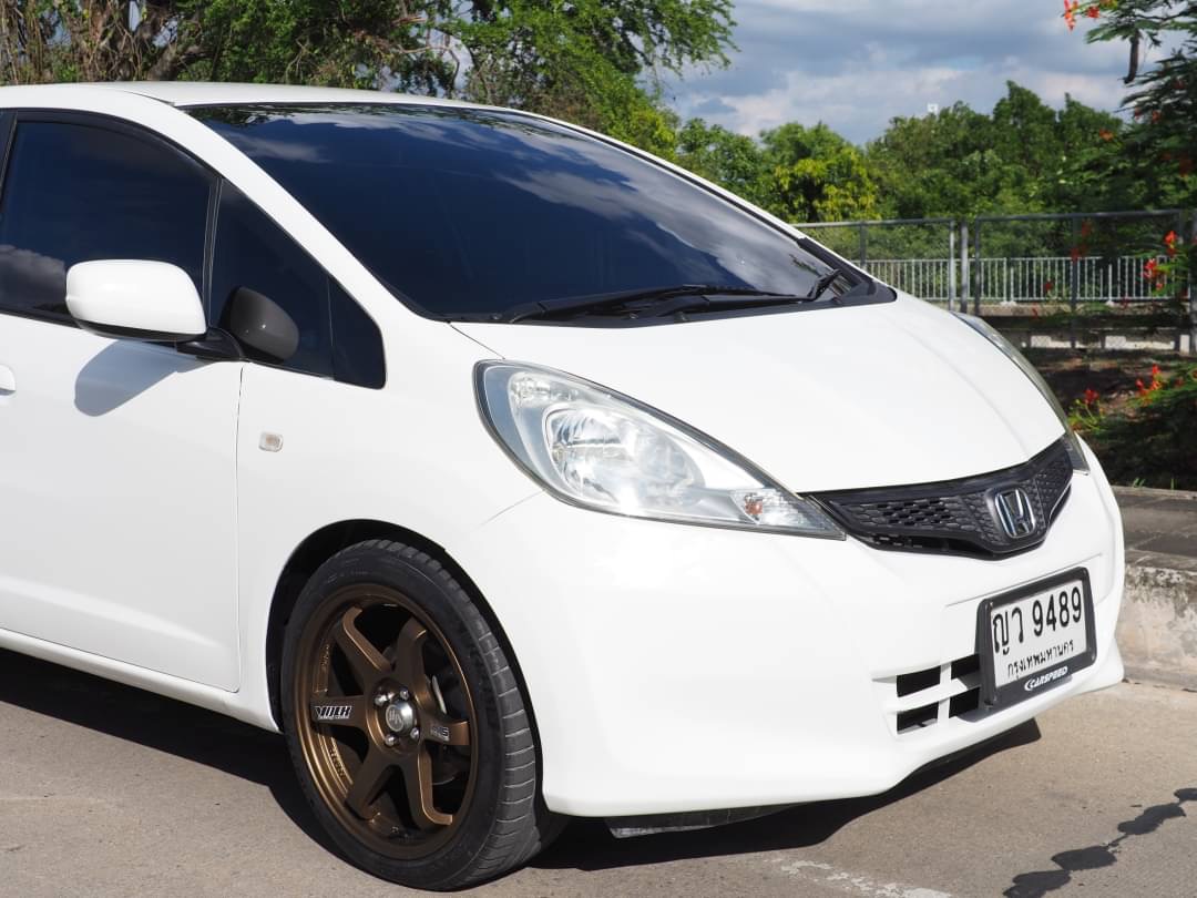 2011 Honda Jazz GE สีขาว (รูปที่ 10)