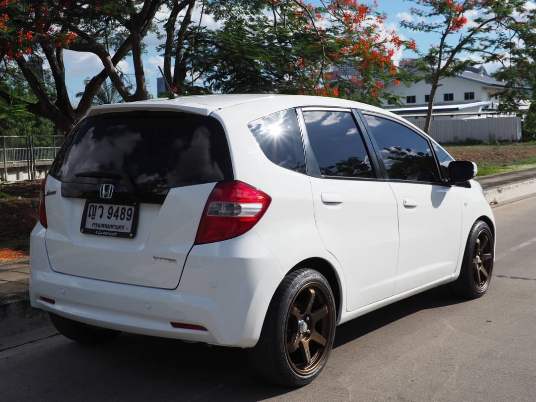 2011 Honda Jazz GE สีขาว (รูปที่ 3)