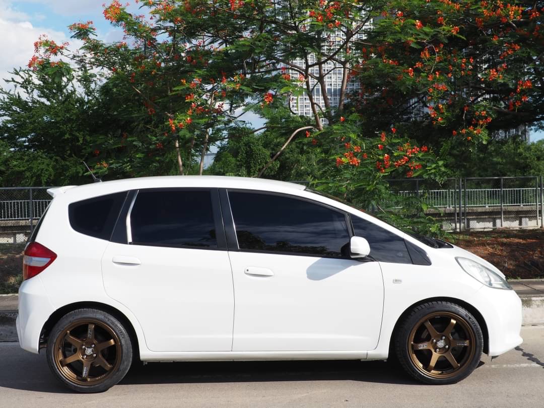 2011 Honda Jazz GE สีขาว (รูปที่ 5)