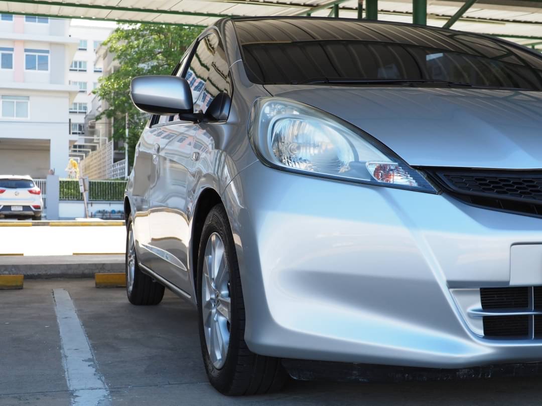 2013 Honda Jazz GE สีเงิน (รูปที่ 13)