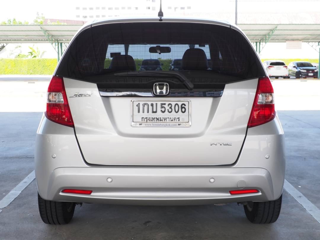 2013 Honda Jazz GE สีเงิน (รูปที่ 5)