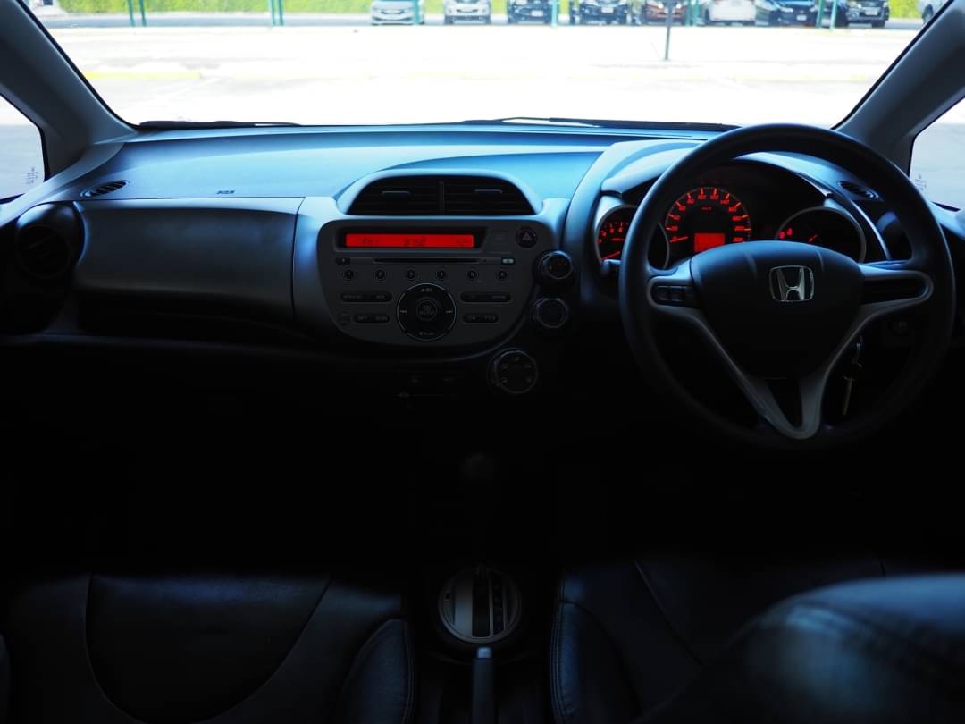 2013 Honda Jazz GE สีเงิน (รูปที่ 19)