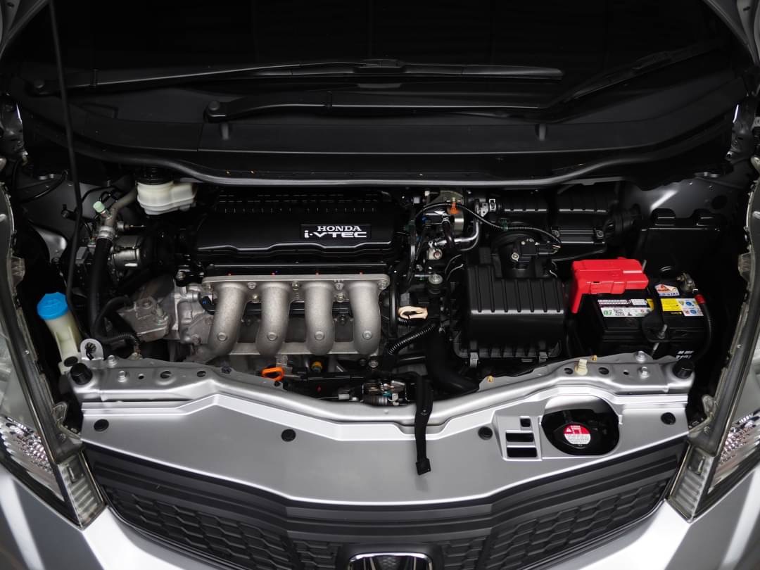 2013 Honda Jazz GE สีเงิน (รูปที่ 15)