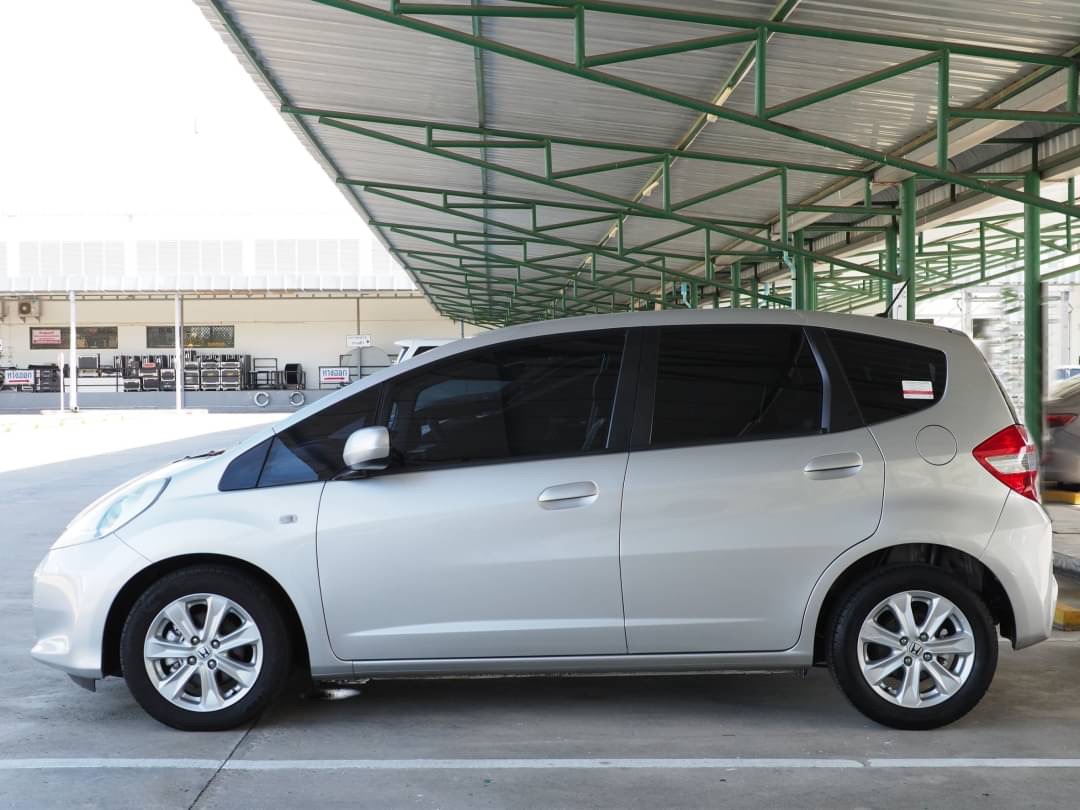 2013 Honda Jazz GE สีเงิน (รูปที่ 7)