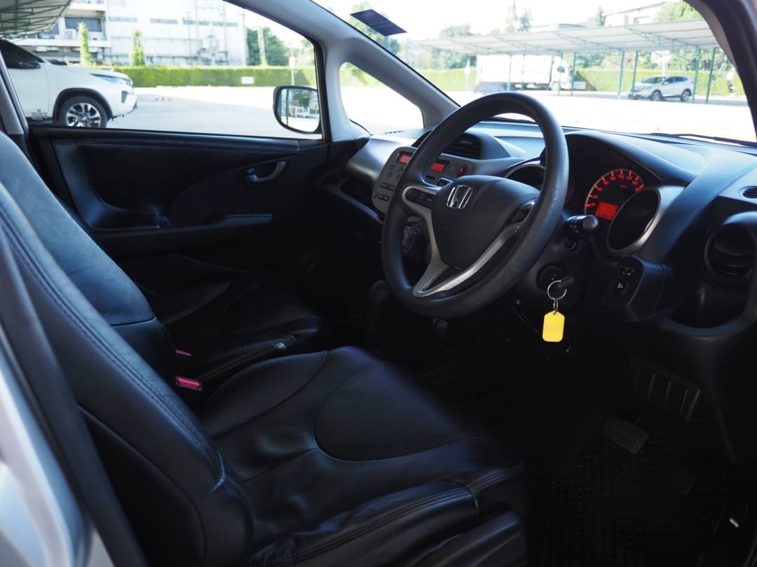 2013 Honda Jazz GE สีเงิน (รูปที่ 12)