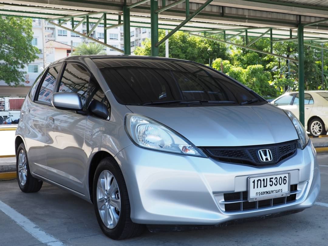 2013 Honda Jazz GE สีเงิน (รูปที่ 8)