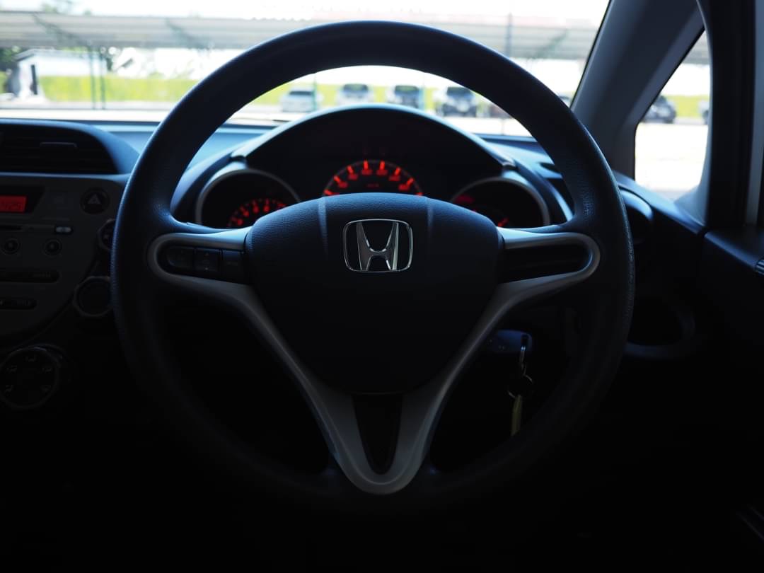 2013 Honda Jazz GE สีเงิน (รูปที่ 18)