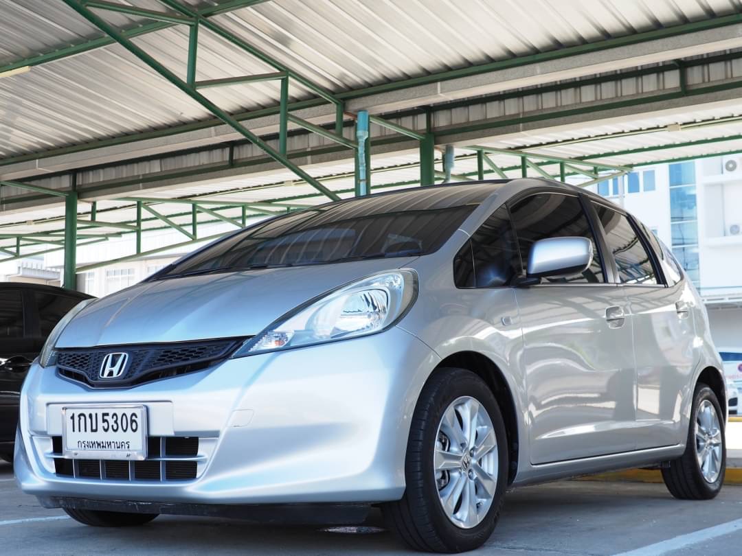 2013 Honda Jazz GE สีเงิน (รูปที่ 14)