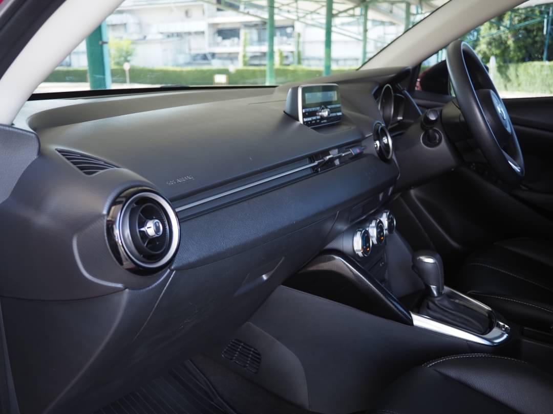 2017 Mazda 2 Sedan (4 ประตู) สีแดง (รูปที่ 15)