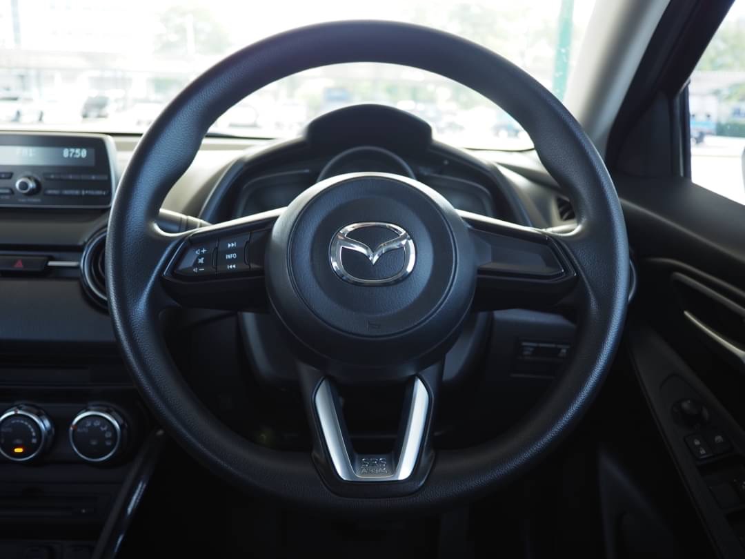 2017 Mazda 2 Sedan (4 ประตู) สีแดง (รูปที่ 12)