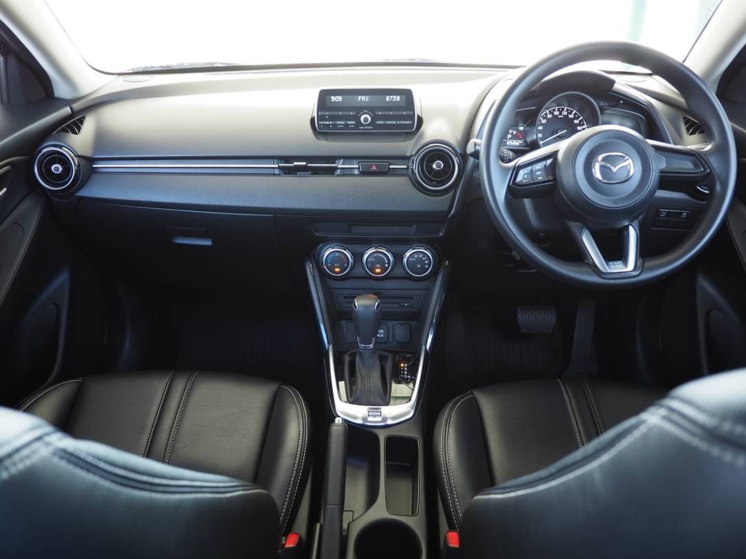 2017 Mazda 2 Sedan (4 ประตู) สีแดง (รูปที่ 13)