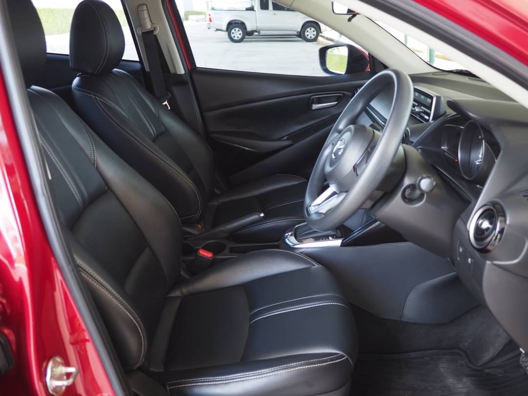 2017 Mazda 2 Sedan (4 ประตู) สีแดง (รูปที่ 11)