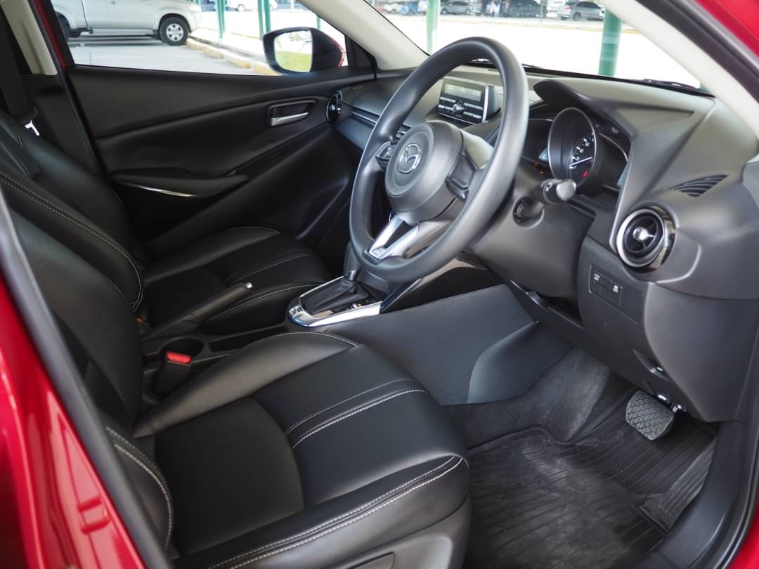 2017 Mazda 2 Sedan (4 ประตู) สีแดง (รูปที่ 8)