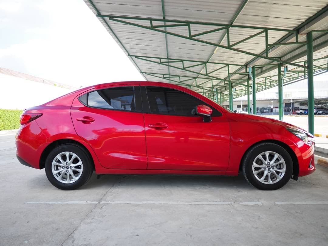 2017 Mazda 2 Sedan (4 ประตู) สีแดง (รูปที่ 3)