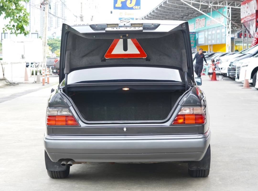 1995 Mercedes-Benz E280 masterpiece สีเทา (รูปที่ 9)