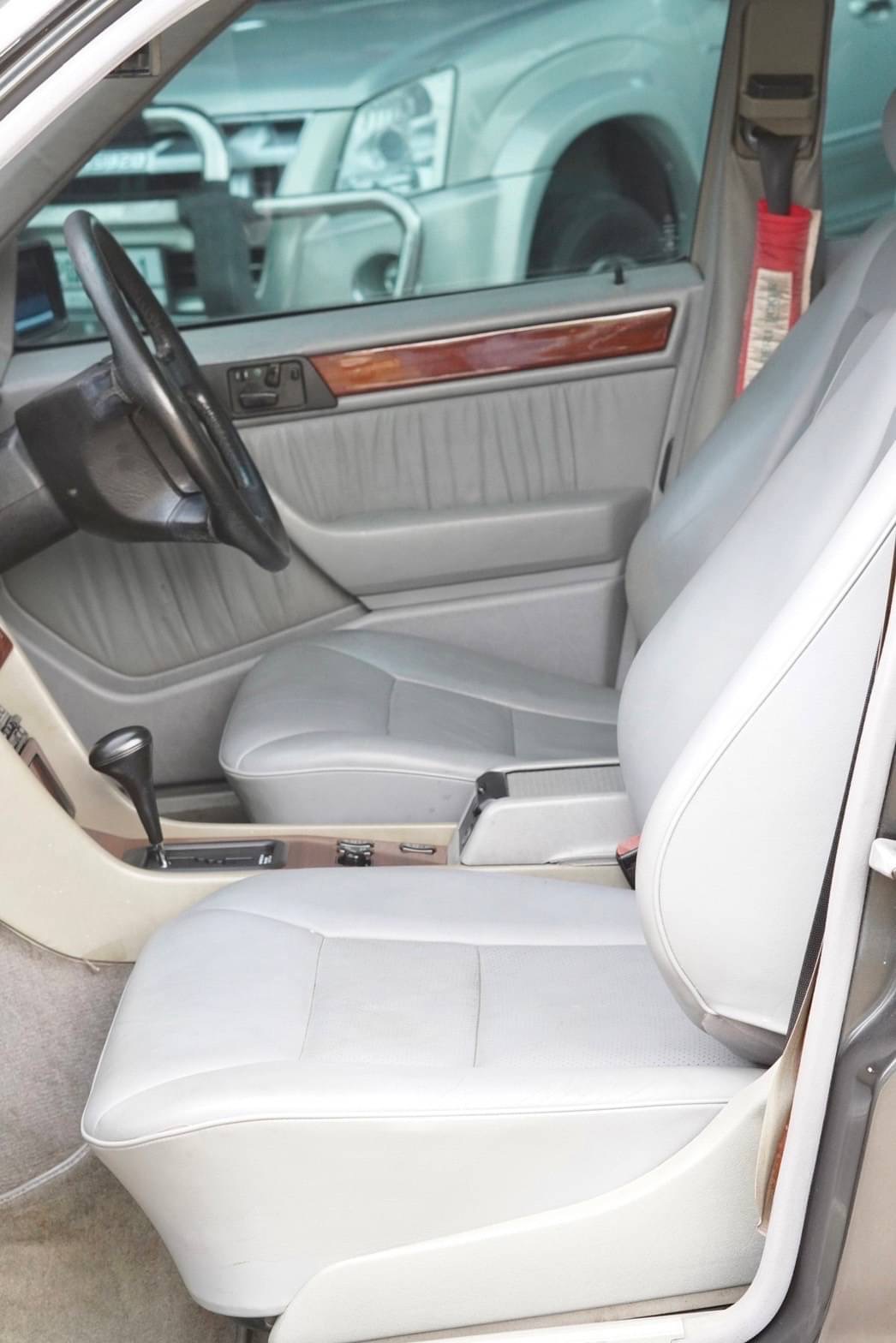 1995 Mercedes-Benz E280 masterpiece สีเทา (รูปที่ 18)