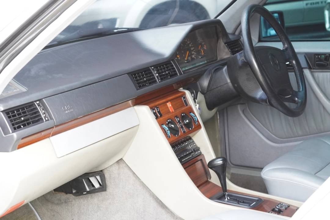 1995 Mercedes-Benz E280 masterpiece สีเทา (รูปที่ 12)