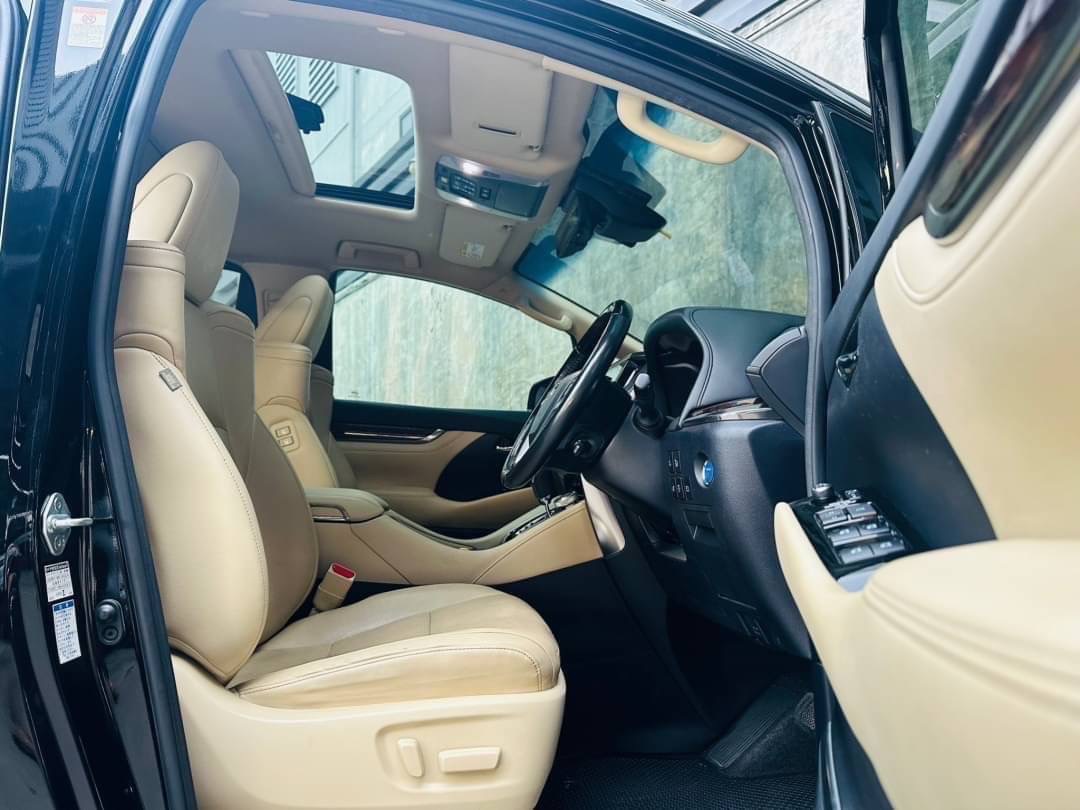 2021 Toyota Alphard สีดำ (รูปที่ 10)