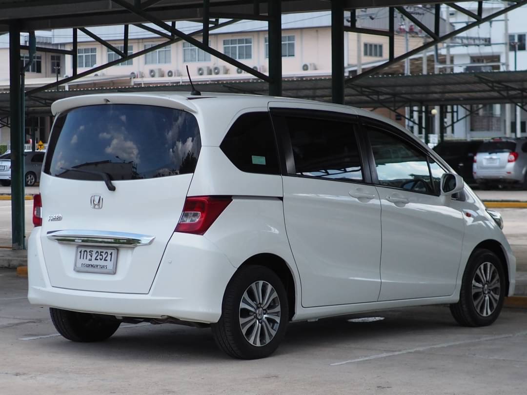 2013 Honda Freed สีขาว (รูปที่ 4)