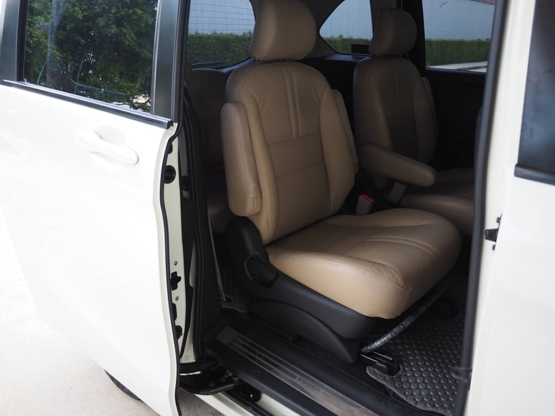 2013 Honda Freed สีขาว (รูปที่ 9)