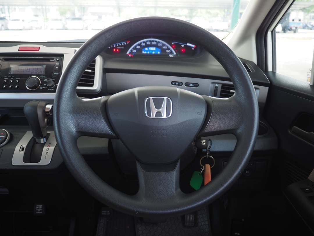 2013 Honda Freed สีขาว (รูปที่ 12)