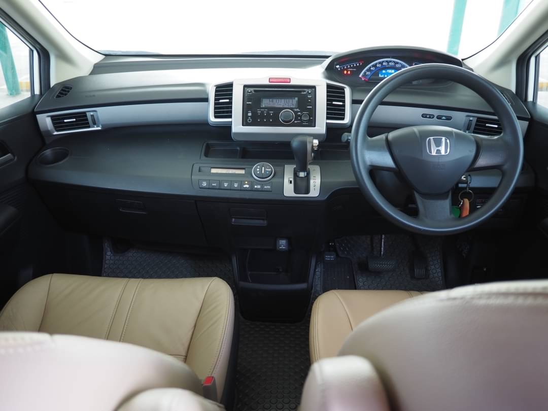 2013 Honda Freed สีขาว (รูปที่ 7)