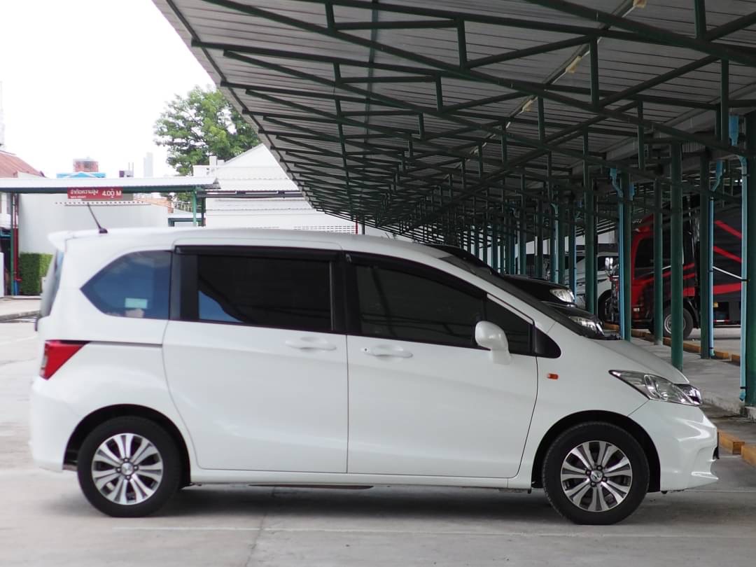 2013 Honda Freed สีขาว (รูปที่ 3)
