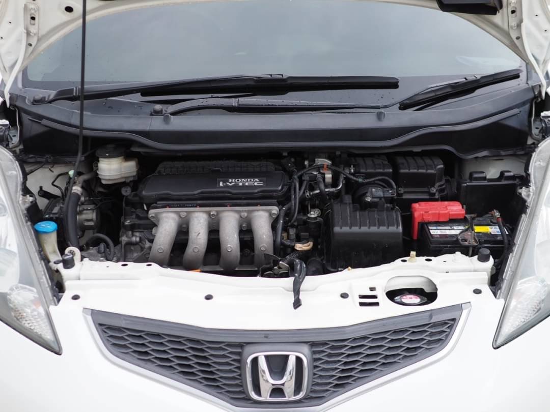 2010 Honda Jazz GE สีขาว (รูปที่ 12)