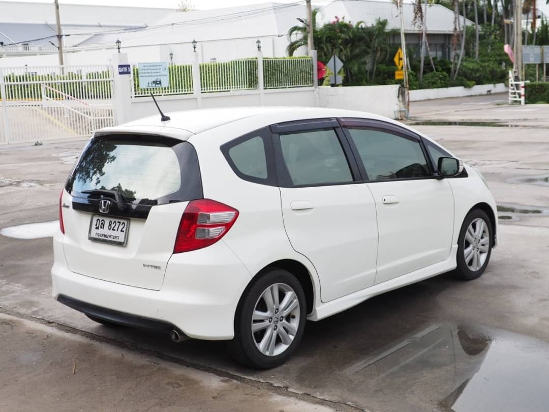 2010 Honda Jazz GE สีขาว (รูปที่ 15)