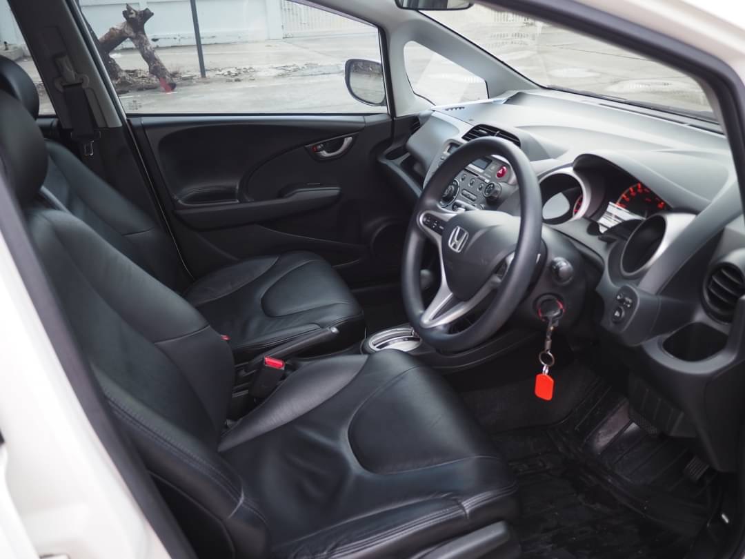 2010 Honda Jazz GE สีขาว (รูปที่ 9)