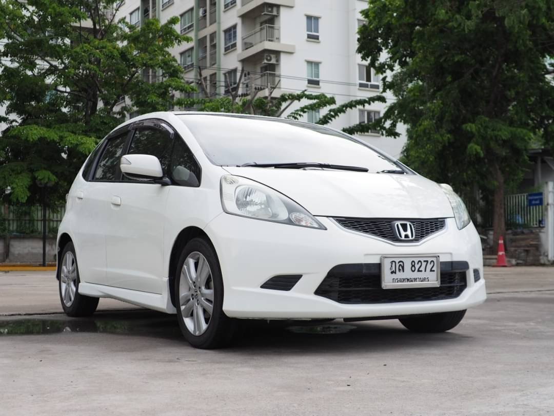 2010 Honda Jazz GE สีขาว (รูปที่ 7)