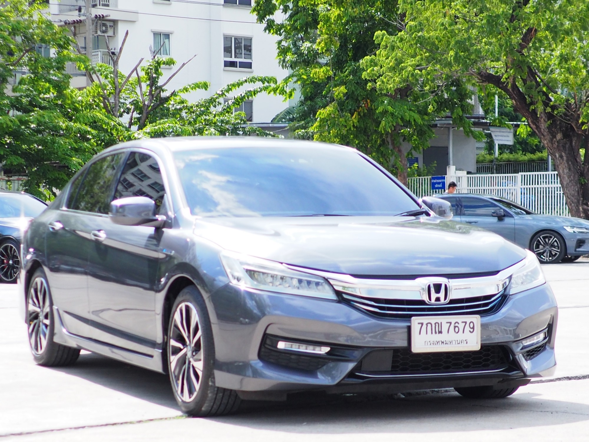 2017 Honda Accord สีเทา (รูปที่ 12)