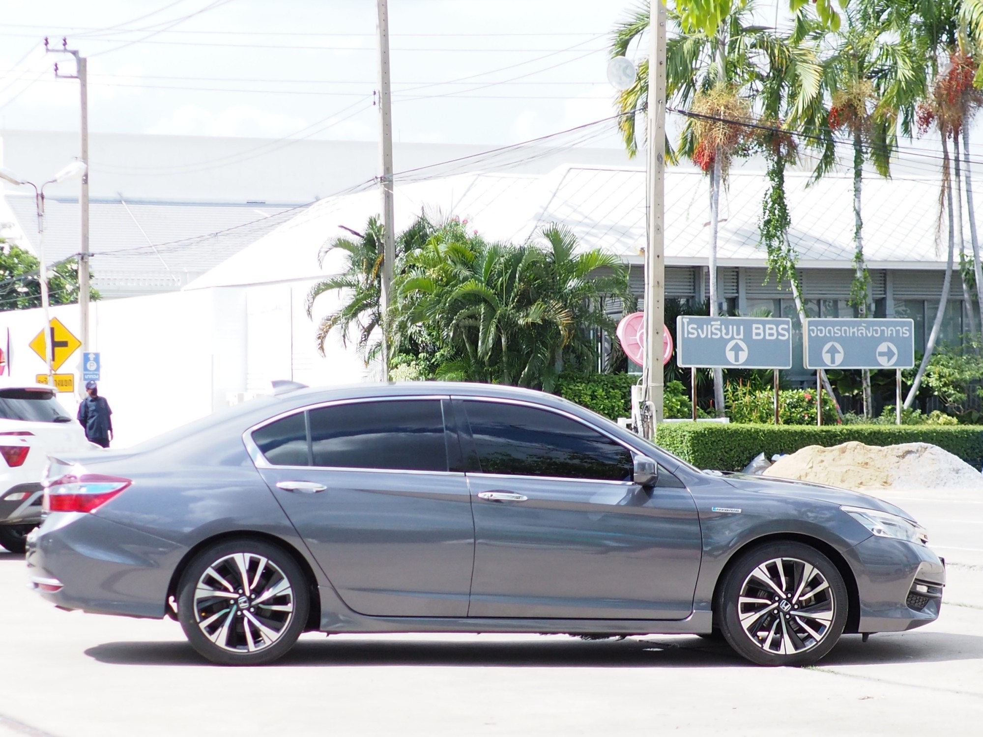 2017 Honda Accord สีเทา (รูปที่ 8)