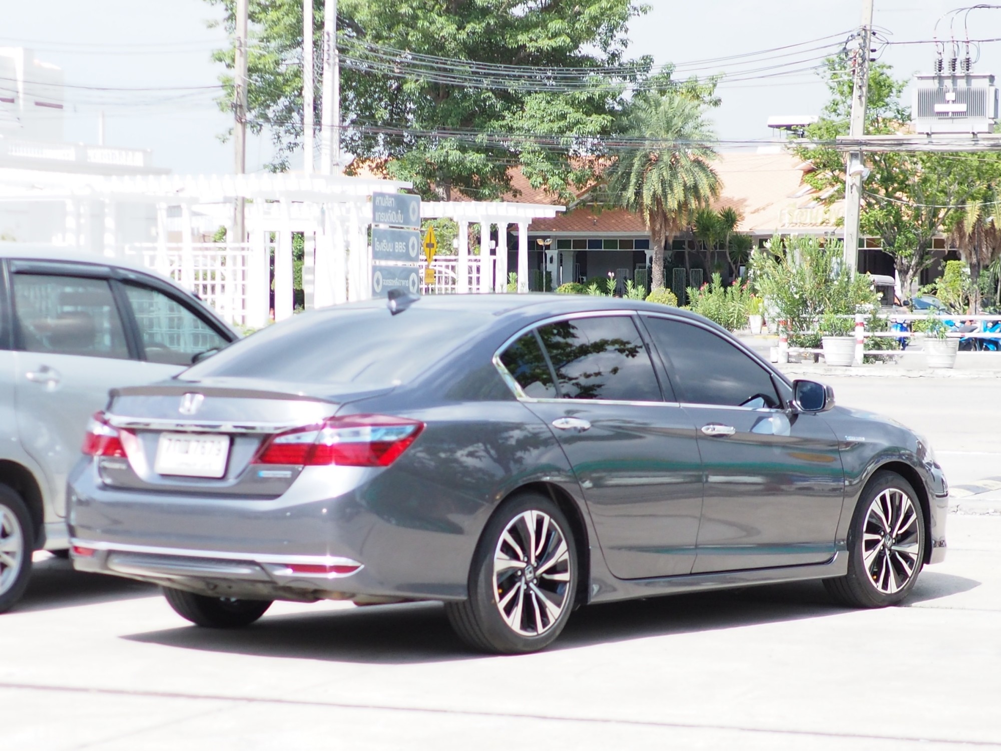 2017 Honda Accord สีเทา (รูปที่ 13)