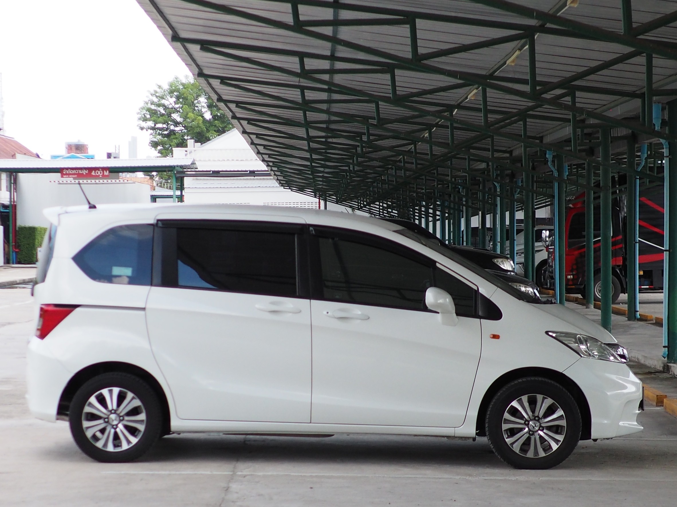 2013 Honda Freed สีขาว (รูปที่ 3)