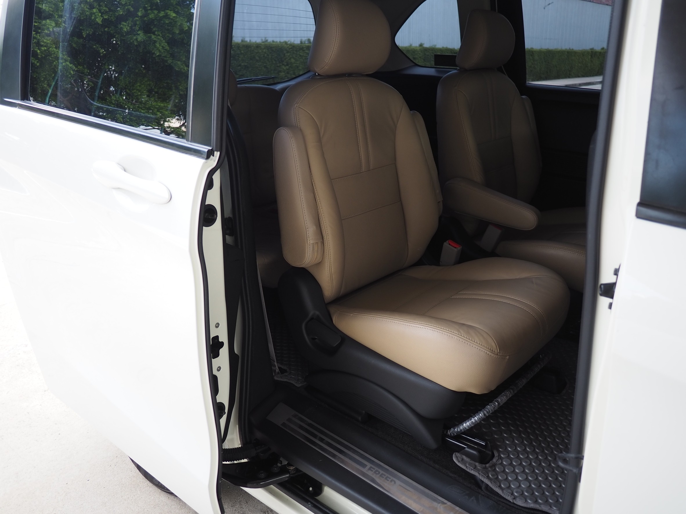 2013 Honda Freed สีขาว (รูปที่ 11)