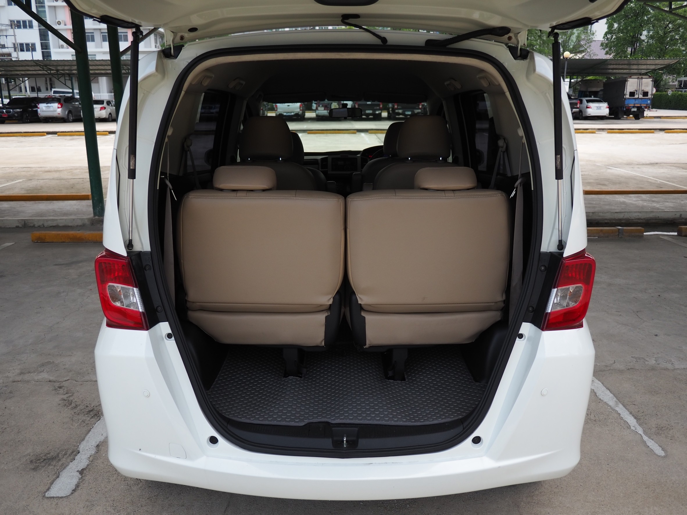 2013 Honda Freed สีขาว (รูปที่ 14)