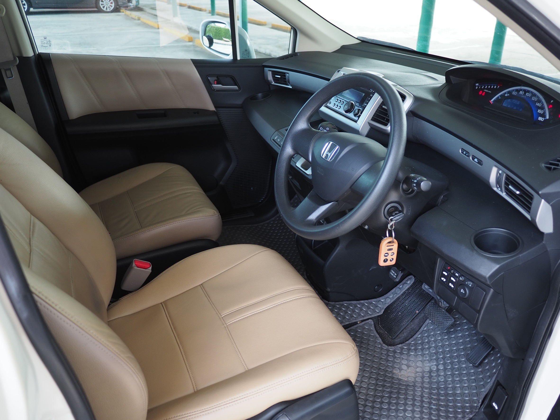 2013 Honda Freed สีขาว (รูปที่ 6)