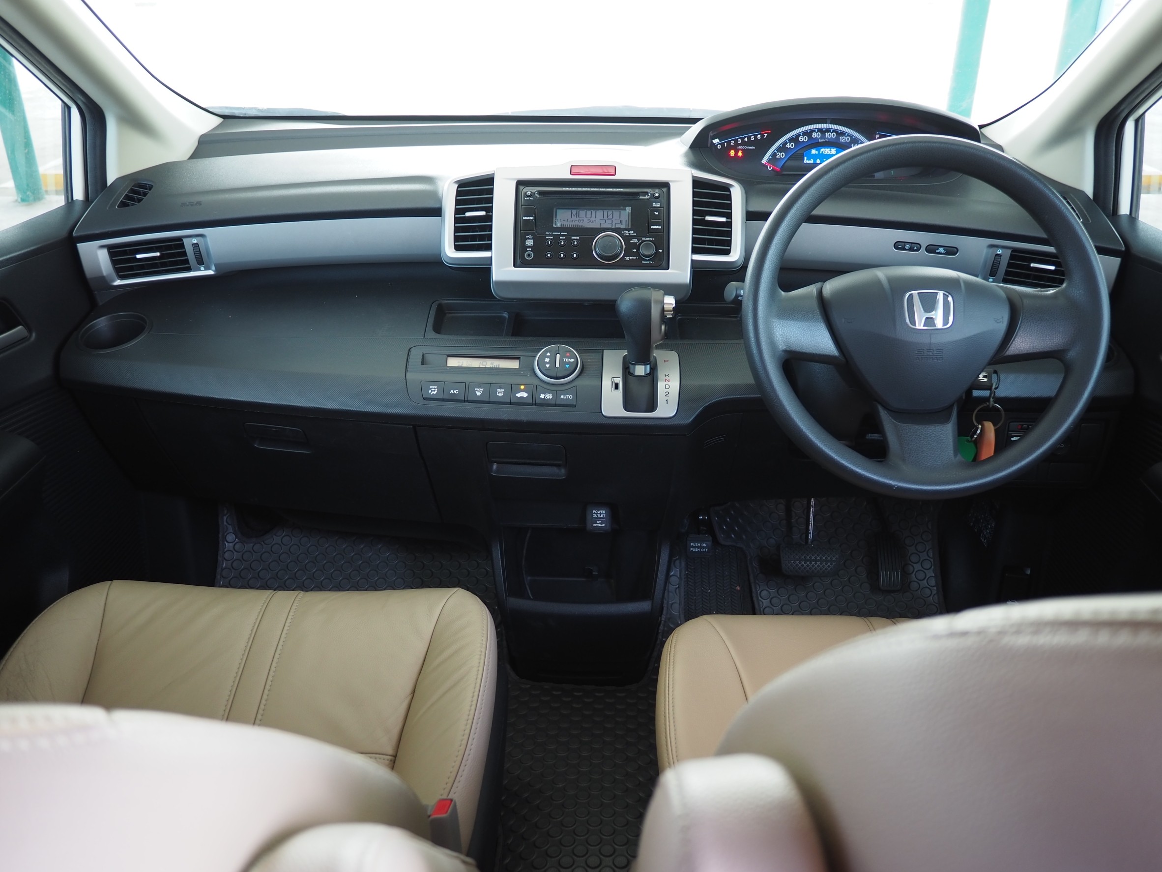2013 Honda Freed สีขาว (รูปที่ 7)