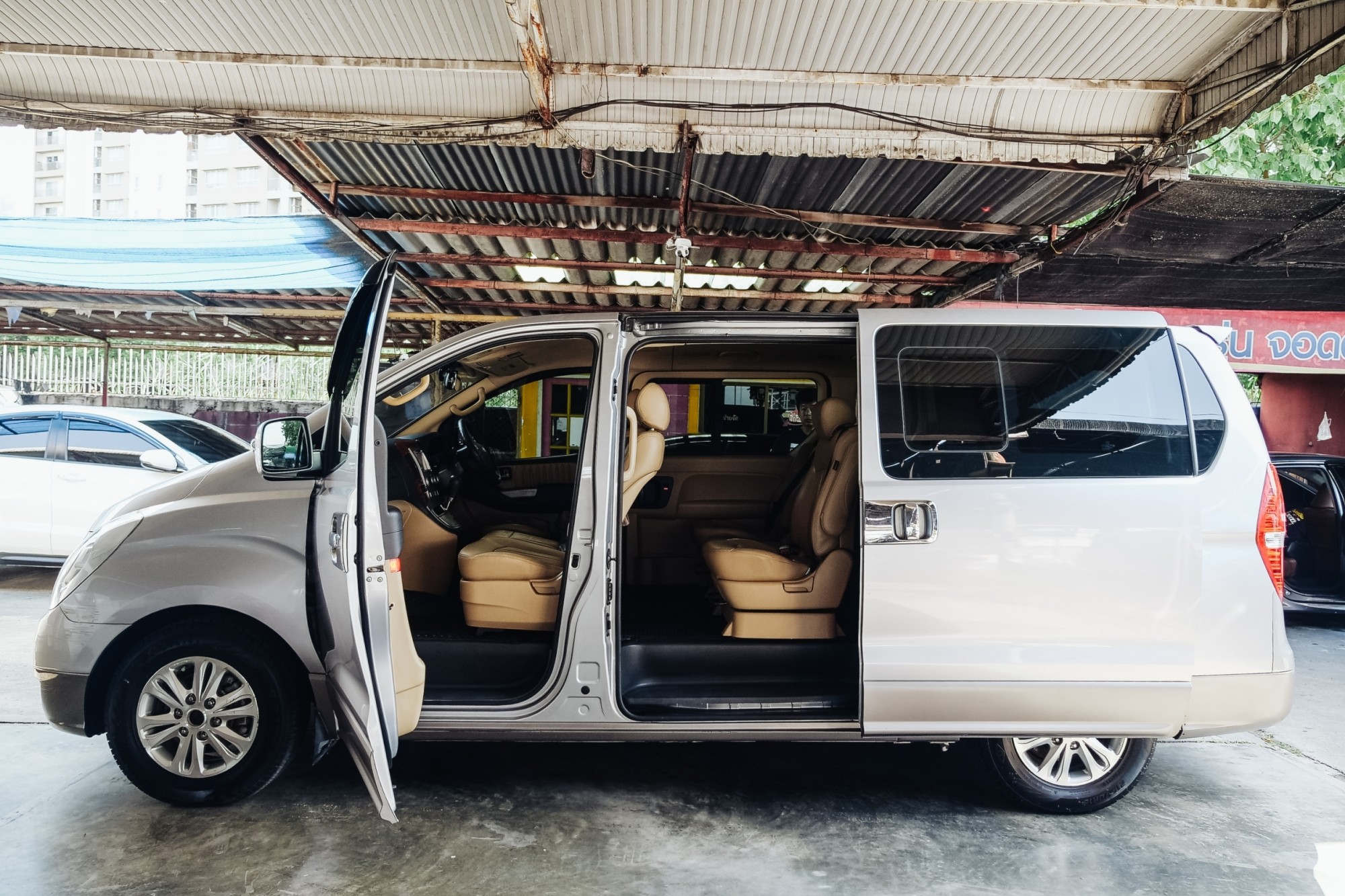2013 Hyundai H-1 สีเงิน (รูปที่ 10)